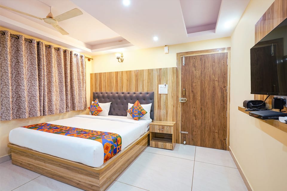 Egyptian cotton sheets, premium bedding, in-room safe, free WiFi