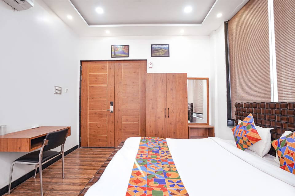 Egyptian cotton sheets, premium bedding, in-room safe, free WiFi