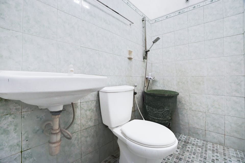 Shower, towels, soap, shampoo