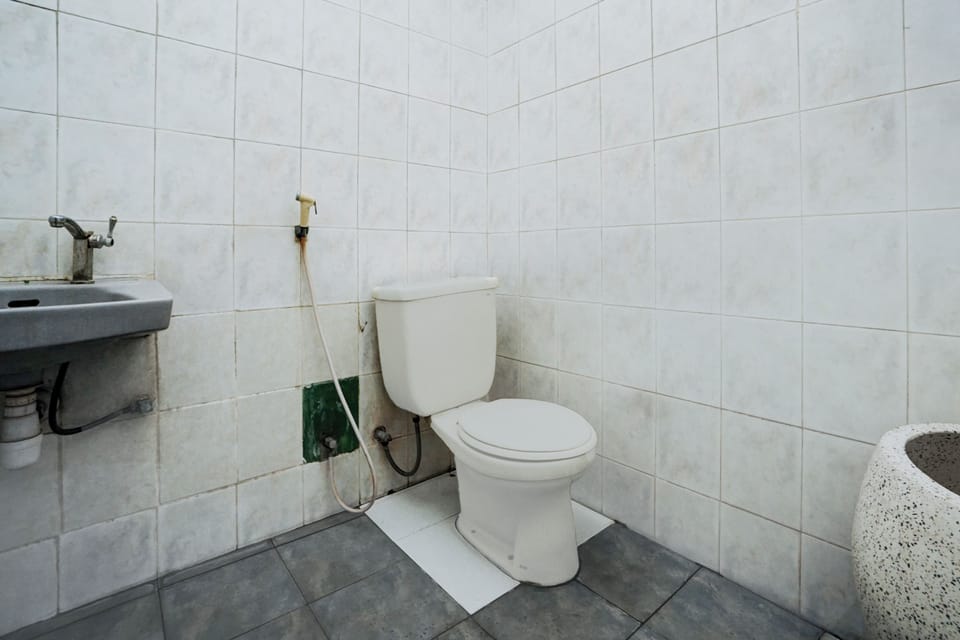 Shower, towels, soap, shampoo