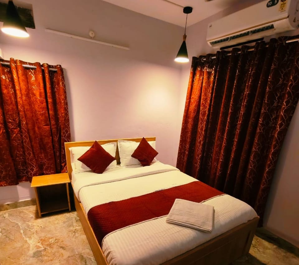Deluxe Double Room, City View | WiFi (free), bed sheets