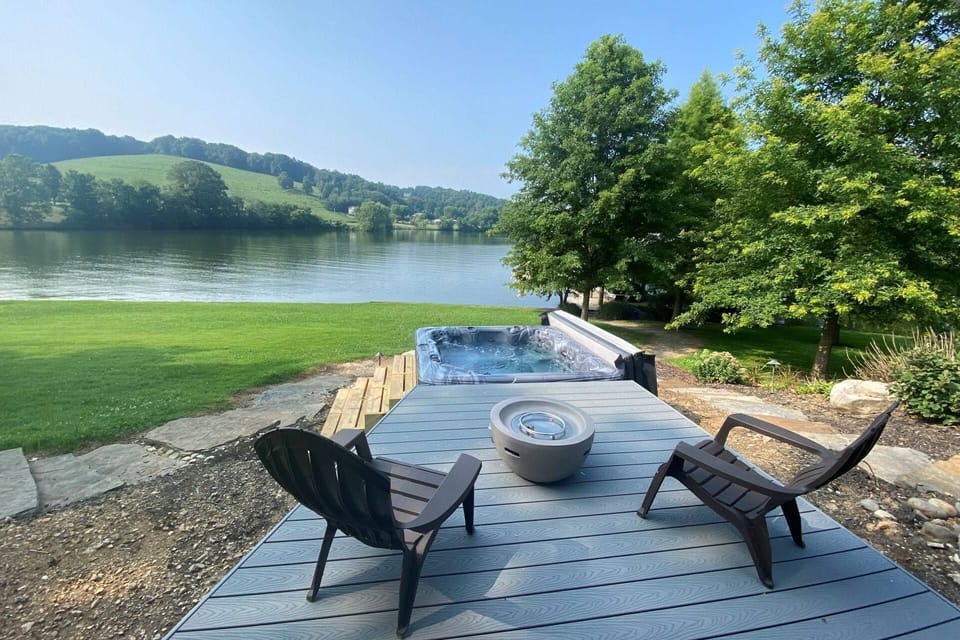 Great a seat in the hot tub or on the deck and enjoy this unapparelled view of Watts Bar!