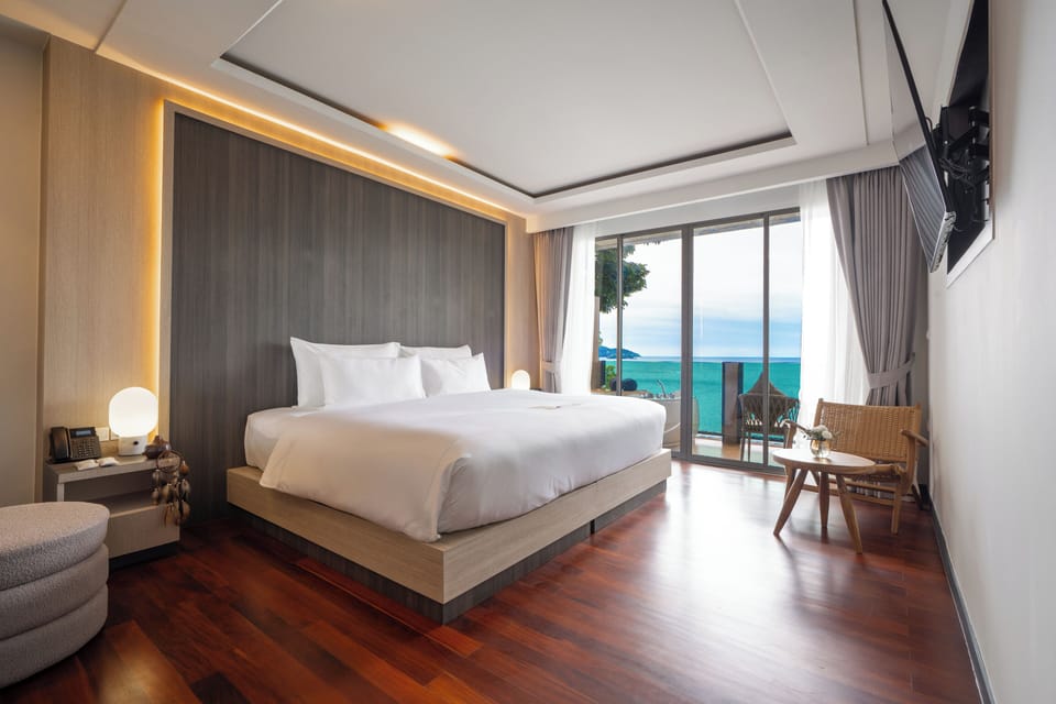 Deluxe Jacuzzi Ocean view | In-room safe, desk, iron/ironing board (on request), WiFi (free)