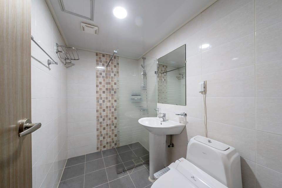 Free toiletries, hair dryer, bathrobes, towels