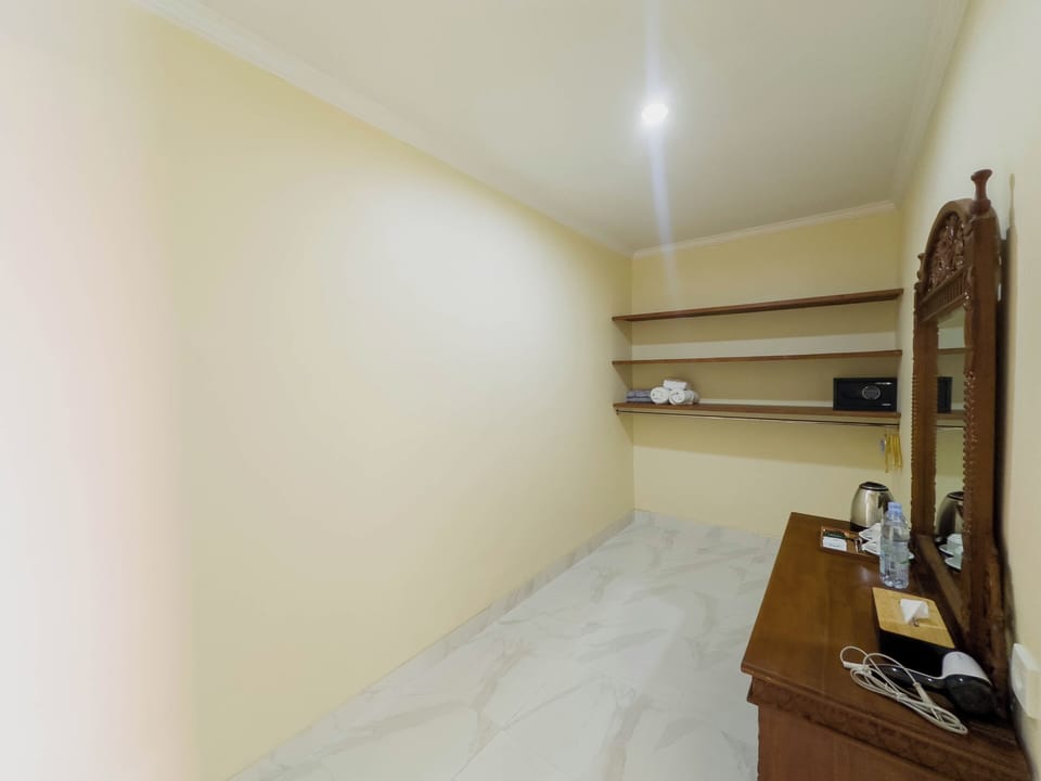 Deluxe Room, Pool View | Bathroom | Towels, soap, shampoo, toilet paper