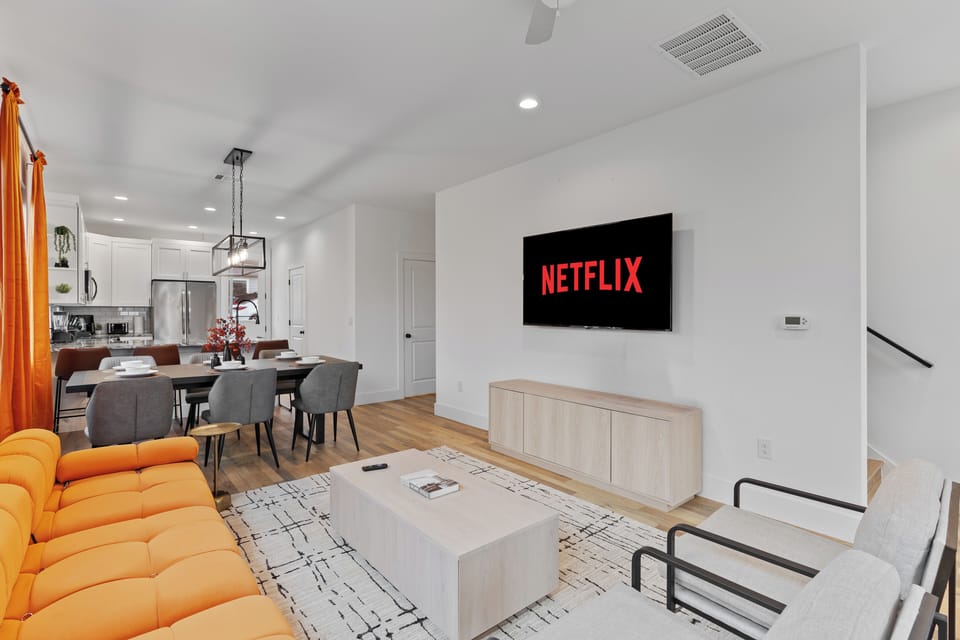 Couch - Crib - Air conditioning - Books and reading material - Heating - TV