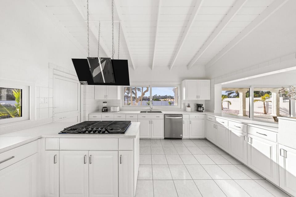 A conveniently positioned Smart TV with Netflix ensures you can catch up on your favorite shows or movies while cooking or enjoying casual dining.