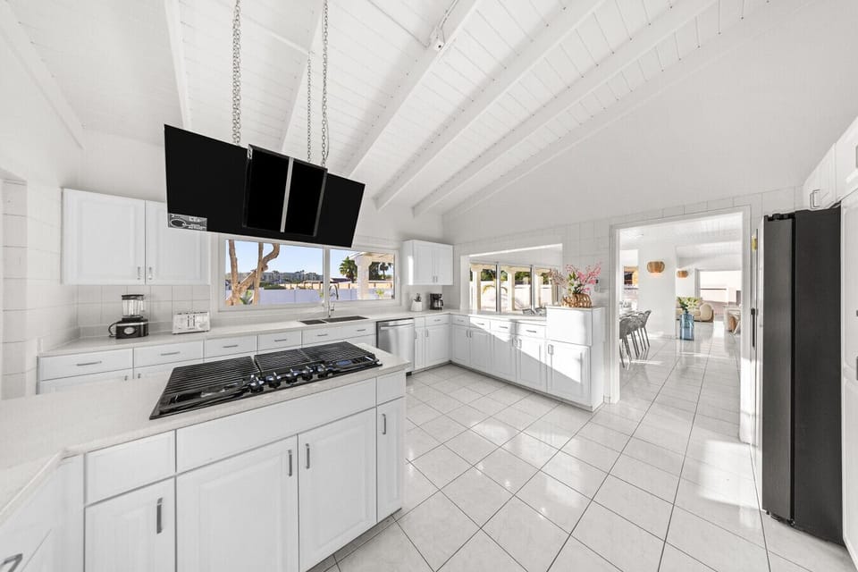 A conveniently positioned Smart TV with Netflix ensures you can catch up on your favorite shows or movies while cooking or enjoying casual dining.