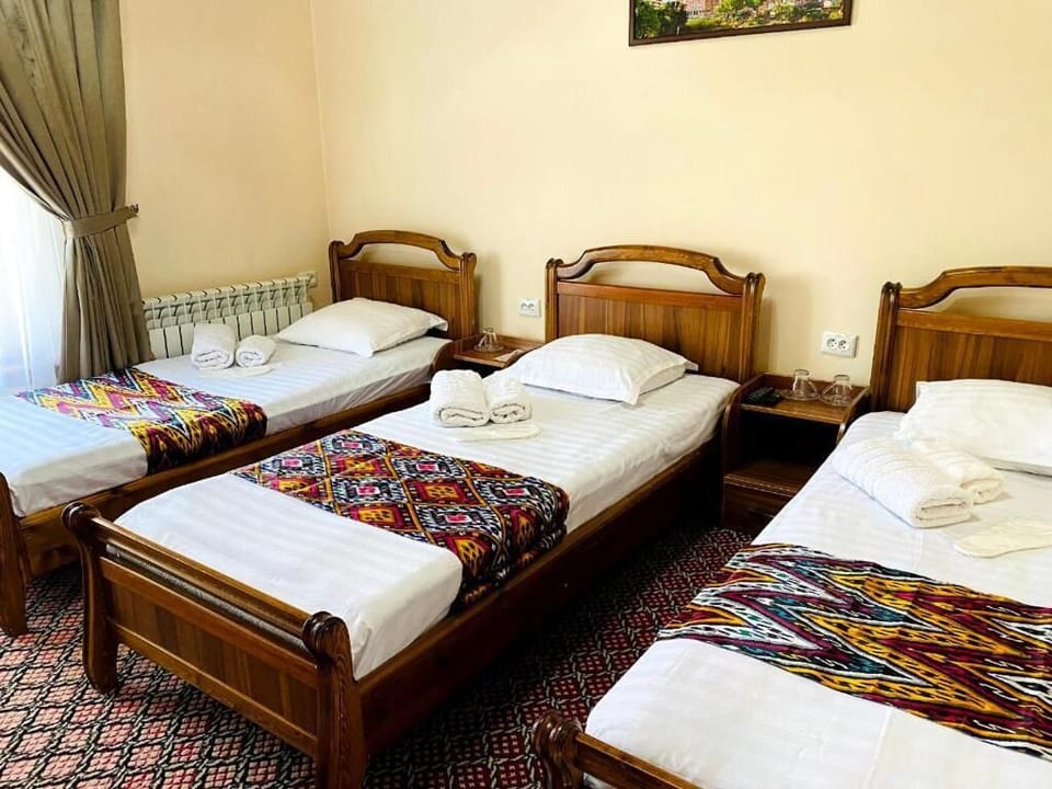 Triple Room | Desk, WiFi (free)