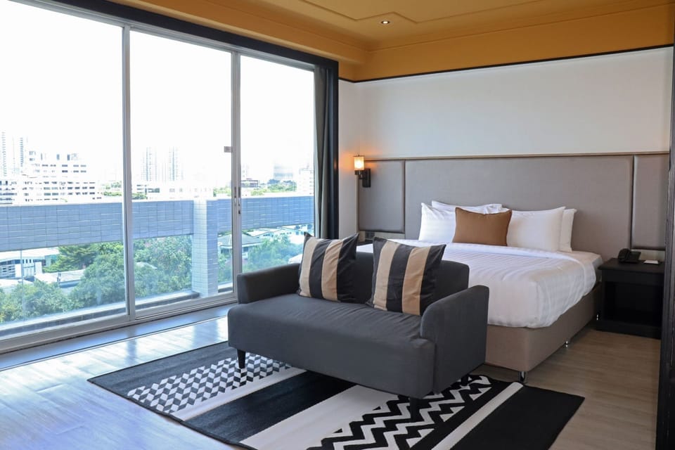 Deluxe Corner Room With Bathtub | Minibar, in-room safe, laptop workspace, blackout drapes