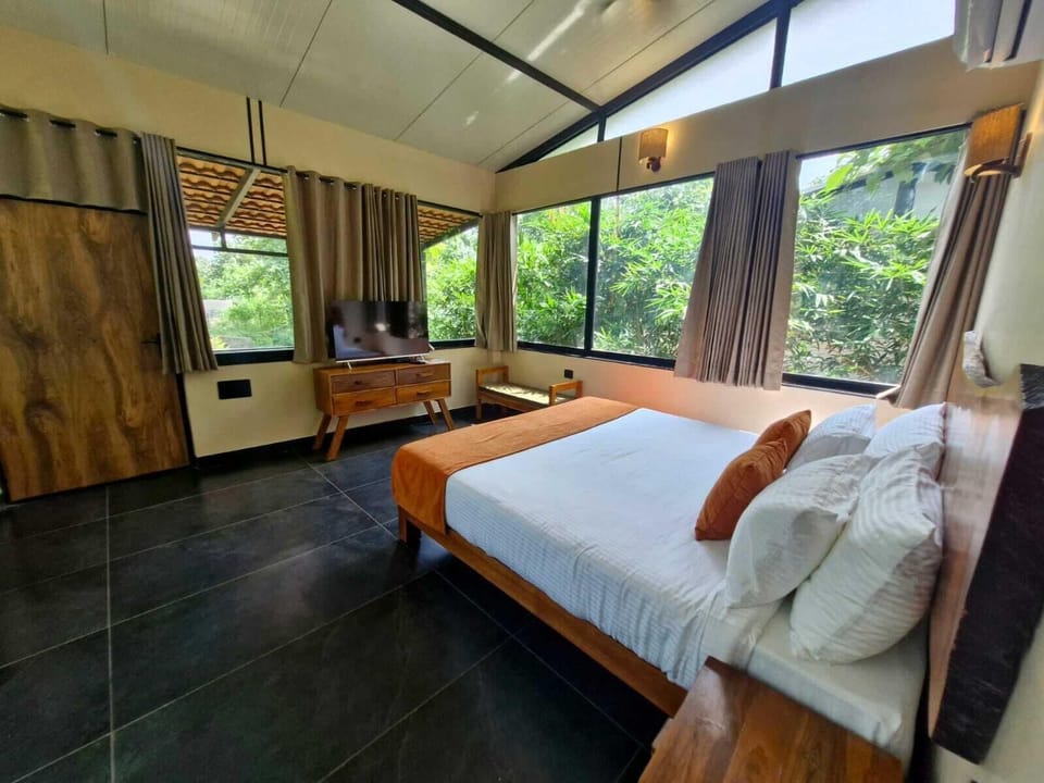 Luxury Double Room | Desk, laptop workspace, bed sheets