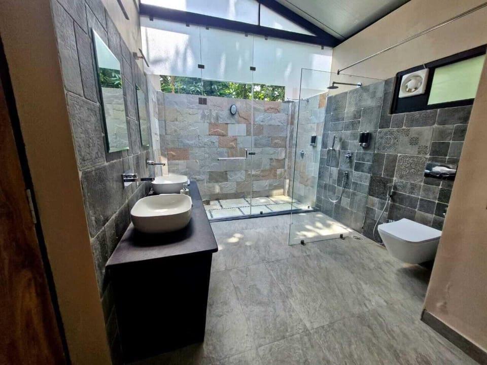 Luxury Double Room | Bathroom | Shower, free toiletries, towels, soap
