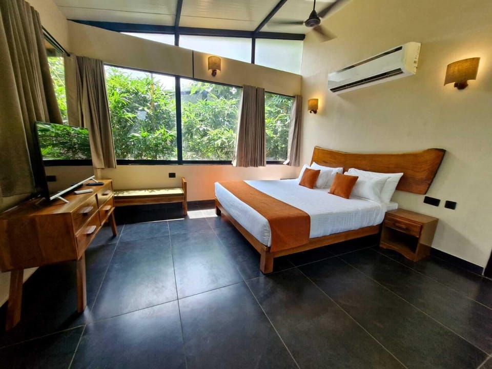 Luxury Double Room | Desk, laptop workspace, bed sheets