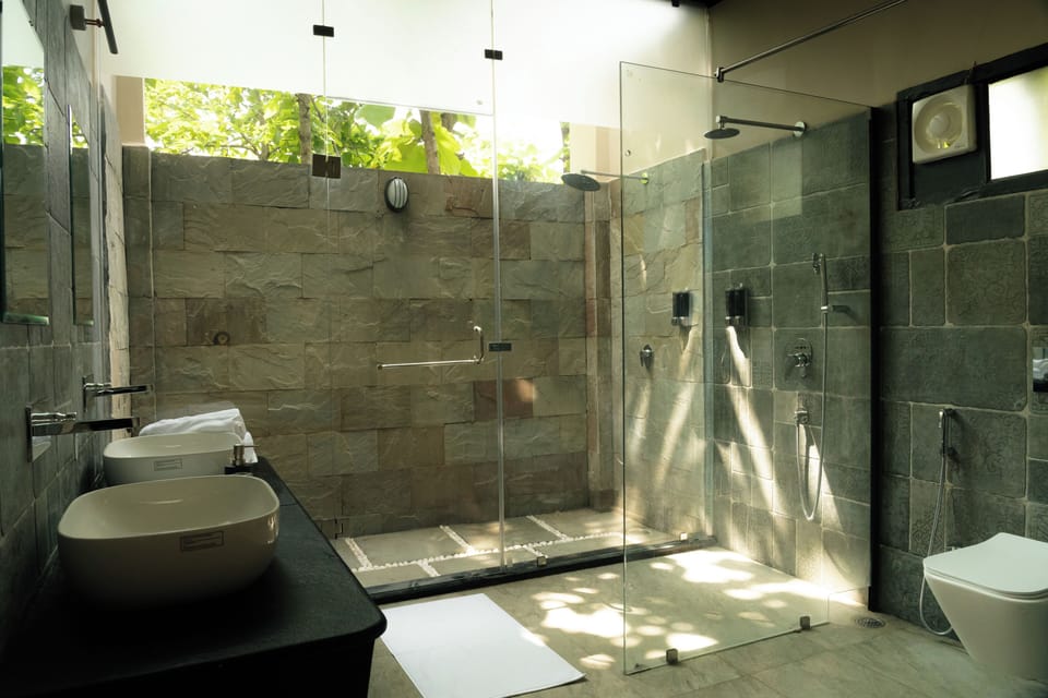 Luxury Double Room | Bathroom | Shower, free toiletries, towels, soap