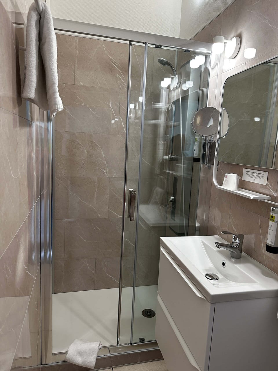 Standard Room | Bathroom
