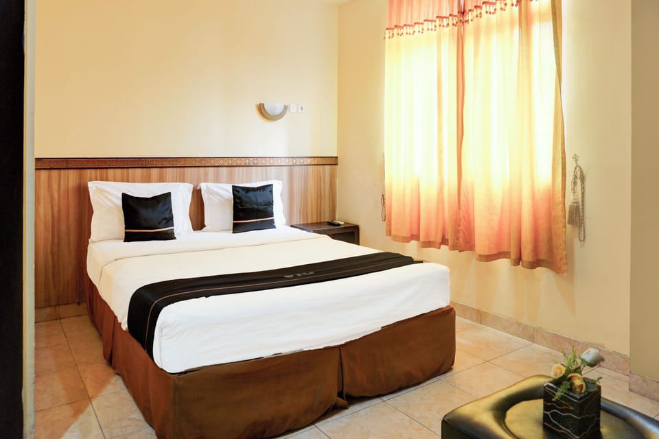 Deluxe Double Room | Desk, laptop workspace, WiFi (free), bed sheets