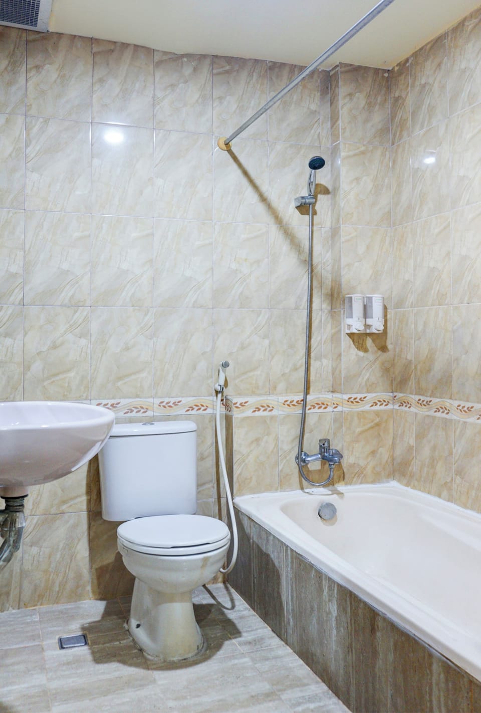 Shower, rainfall showerhead, free toiletries, towels