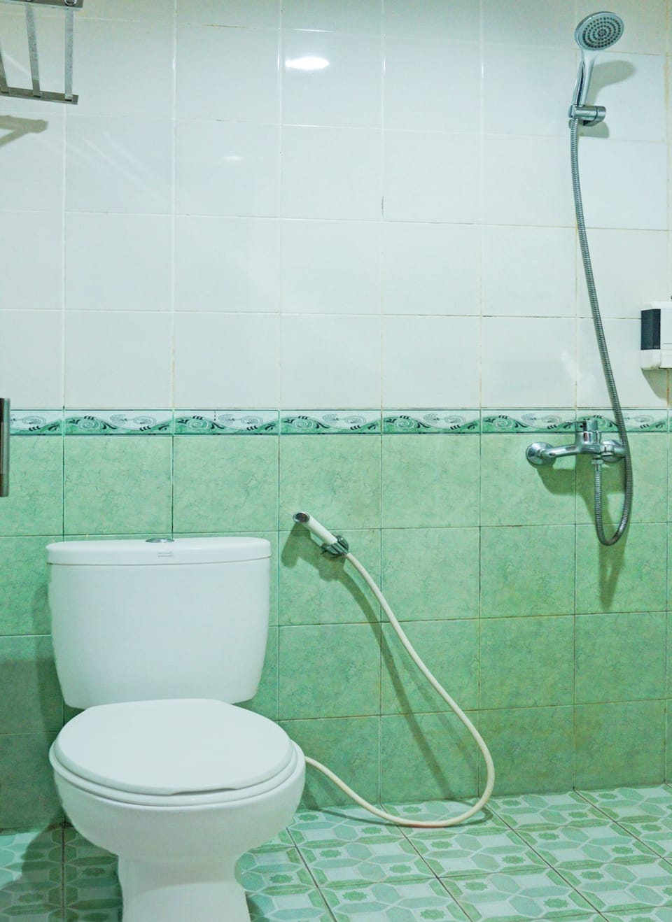 Shower, rainfall showerhead, free toiletries, towels