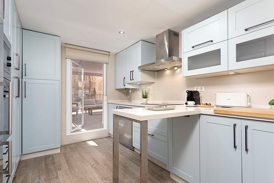 Apartment (2 Bedrooms) | Private kitchen | Fridge, microwave, oven, stovetop