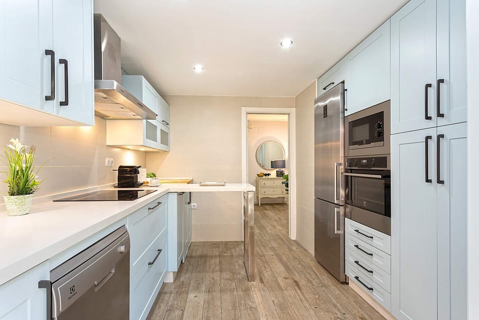 Apartment (2 Bedrooms) | Private kitchen | Fridge, microwave, oven, stovetop