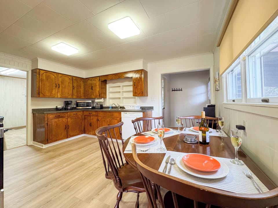 Dining Seating for 4 and the availability for 6 at the table.