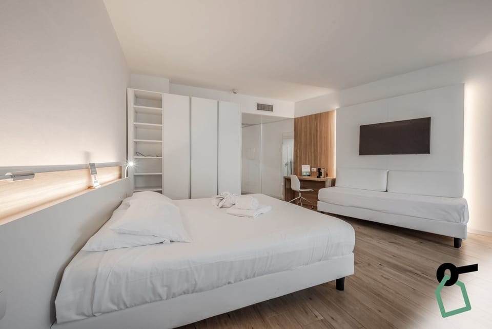 Comfort Triple Room | Minibar, in-room safe, desk, cribs/infant beds