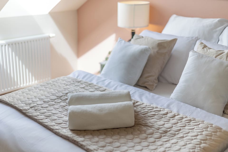 Standard Double Room | Desk, iron/ironing board (on request), WiFi (free), bed sheets