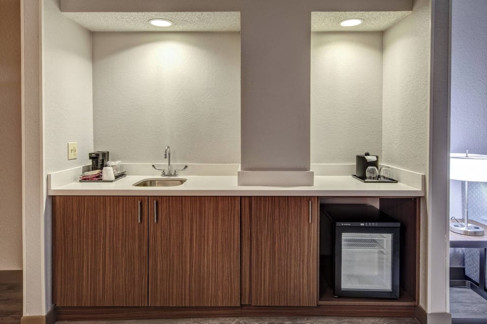 Executive Suite, 1 Bedroom, Balcony | Egyptian cotton sheets, premium bedding, pillowtop beds, in-room safe