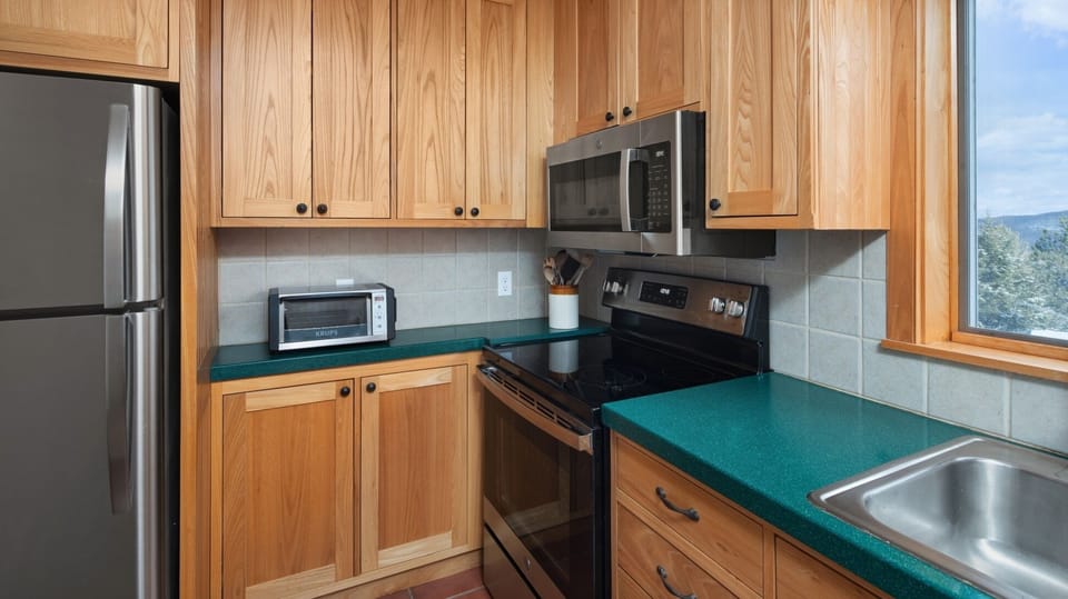 House, 4 Bedrooms | Private kitchen | Coffee/tea maker, fridge, oven, electric kettle