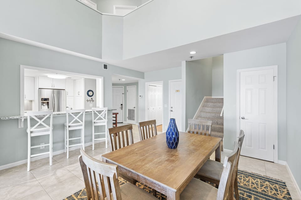 Dining Area w/ 6 seats