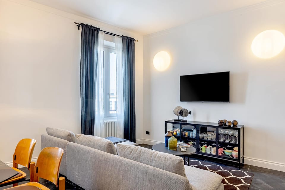 Apartment (3 Bedrooms) | Living area | TV