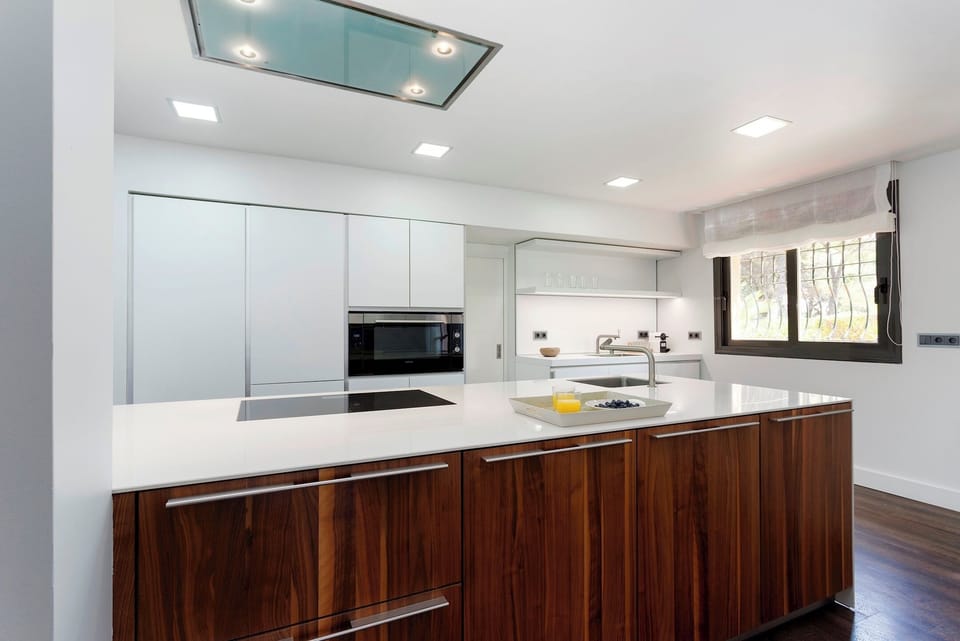 Apartment (3 Bedrooms) | Private kitchen | Fridge, microwave, oven, stovetop