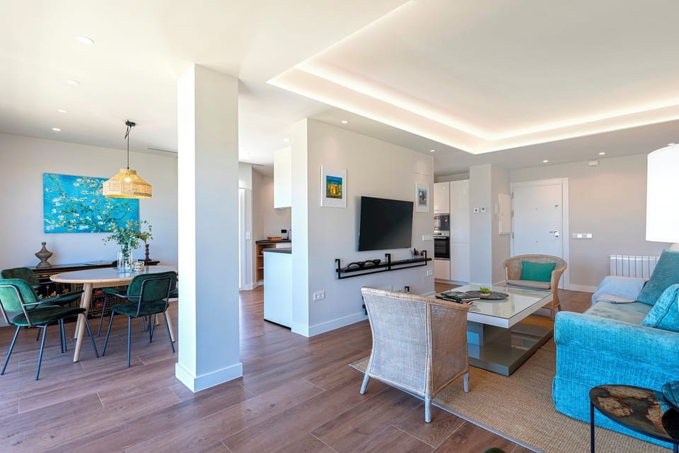 Apartment (3 Bedrooms) | Living area | TV