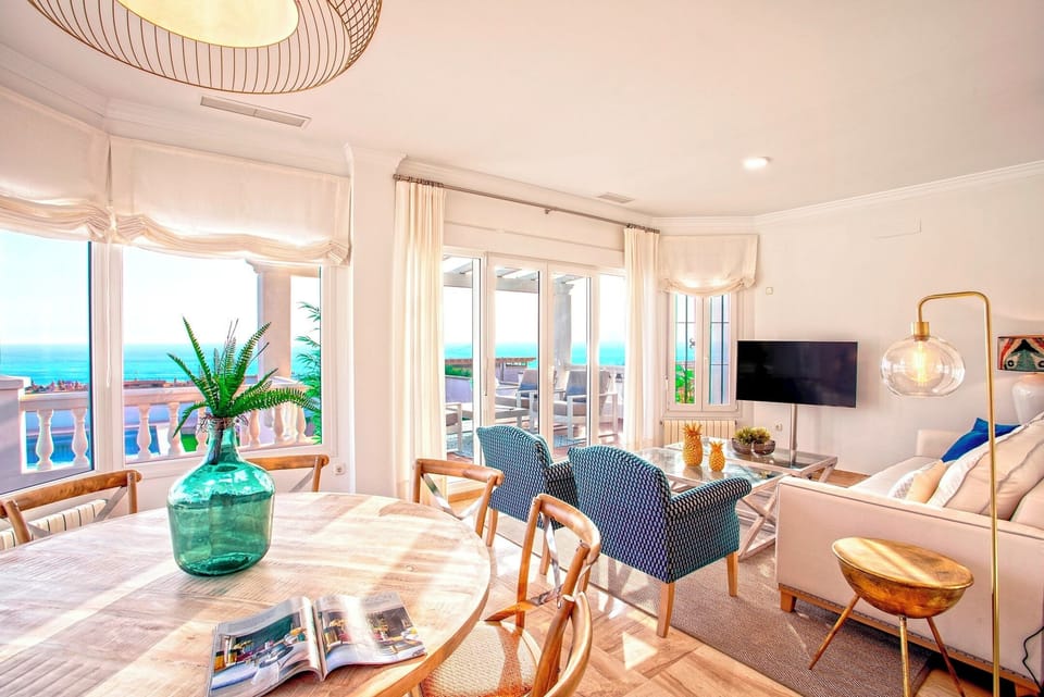 Villa (6 Bedrooms) | Living room | 52-inch Smart TV with digital channels