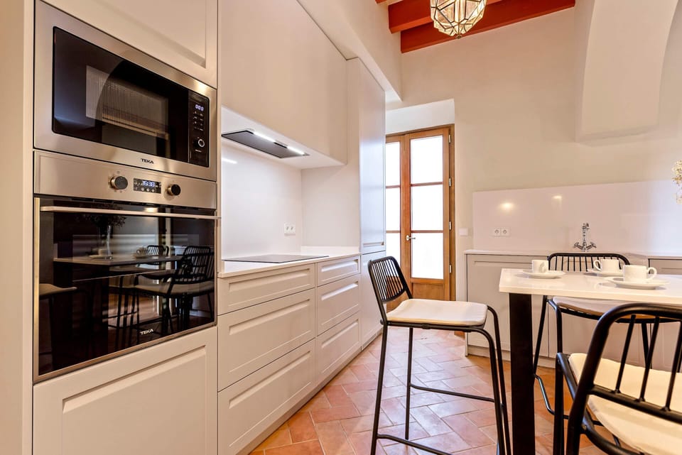 Apartment (Multiple Bedrooms) | Private kitchen | Fridge, microwave, oven, stovetop
