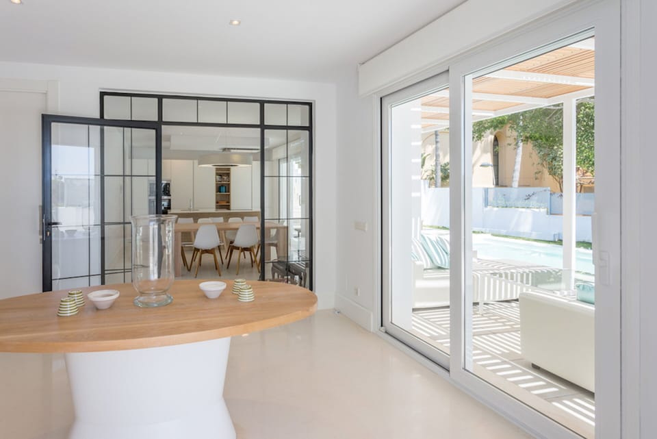 Villa (4 Bedrooms) | Living room | TV