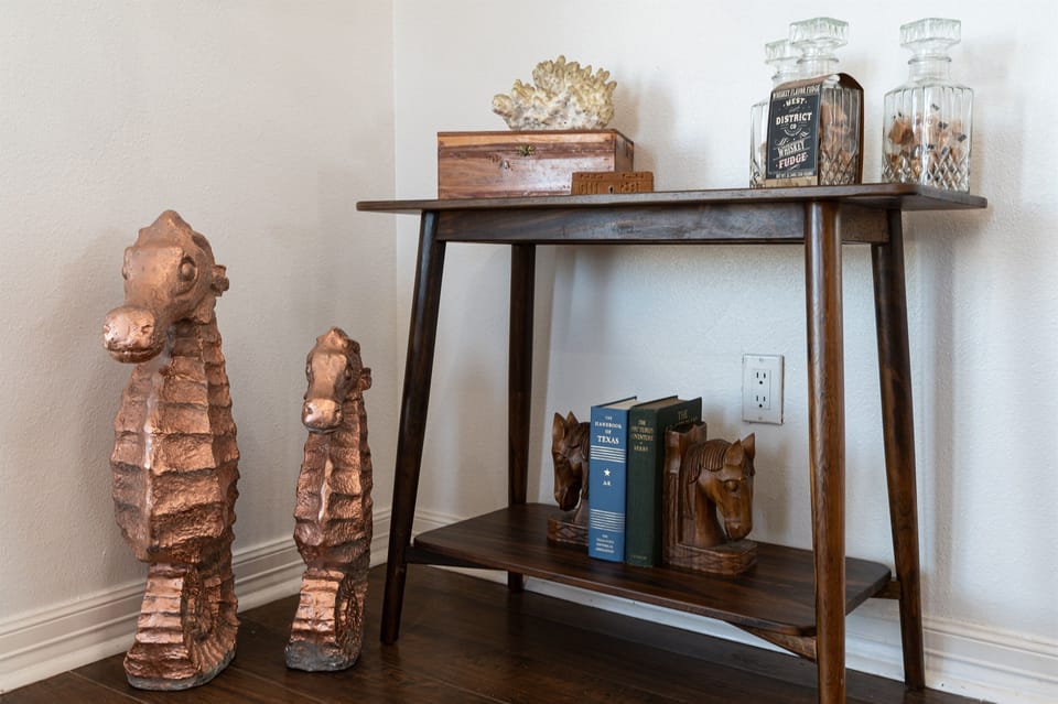 Charming seahorse design, adding a coastal flair to the decor and enhancing the beach-inspired atmosphere of the space.