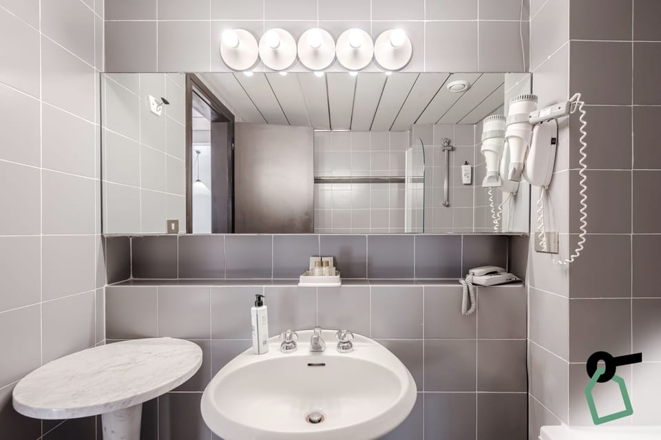 Standard Triple Room | Bathroom | Bathtub, towels, toilet paper