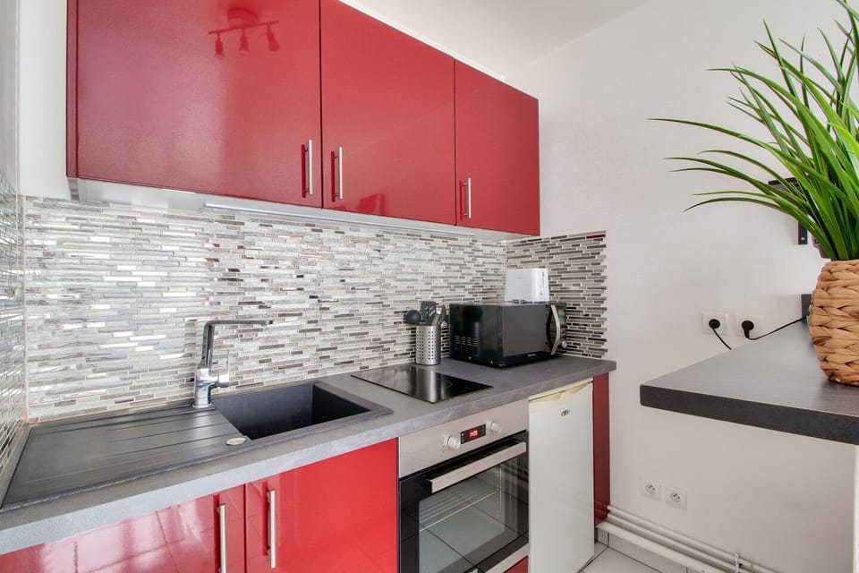 Deluxe Apartment, Garden View | Private kitchen | Espresso maker, electric kettle, toaster