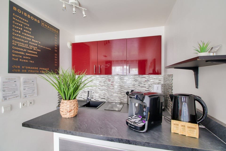 Deluxe Apartment, Garden View | Private kitchen | Espresso maker, electric kettle, toaster