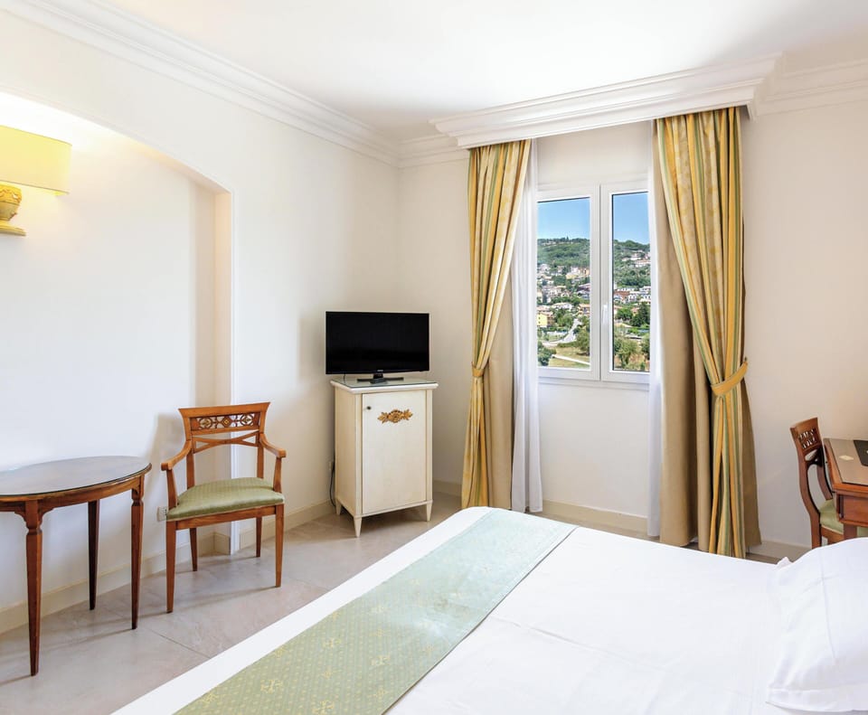 Comfort Double or Twin Room | Minibar, in-room safe, desk, WiFi (free)