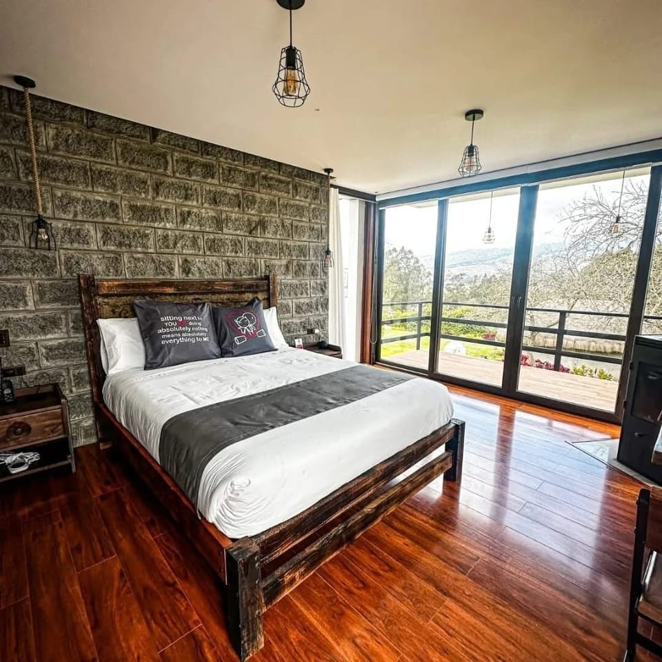 Minibar, WiFi (free), bed sheets