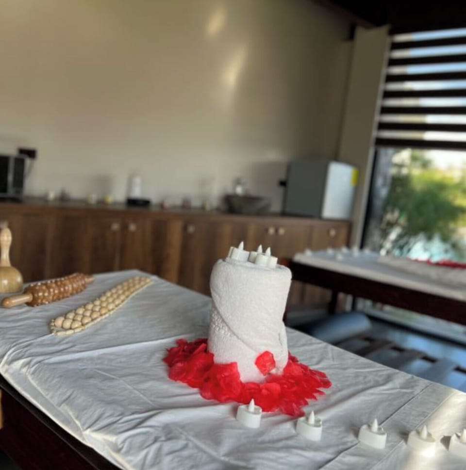 Couples treatment rooms, sauna, hot tub, steam room, Turkish bath