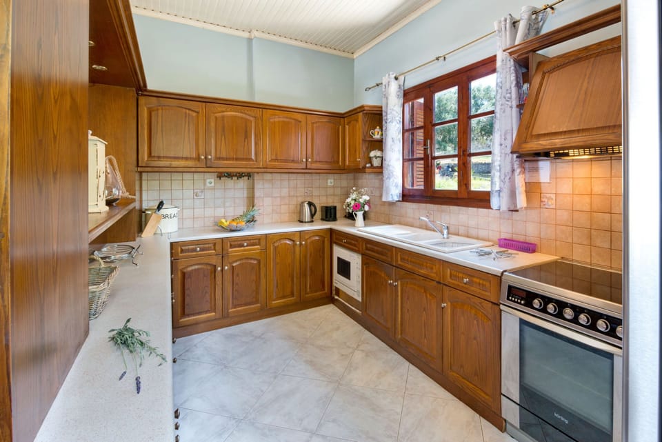 House | 3 bedrooms, desk