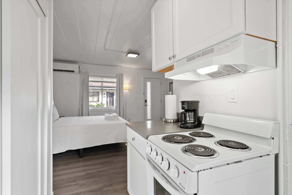 Studio Suite, 1 Queen Bed, Garden View (Chic City Retreat 93I) | Private kitchen | Fridge, microwave, oven, stovetop
