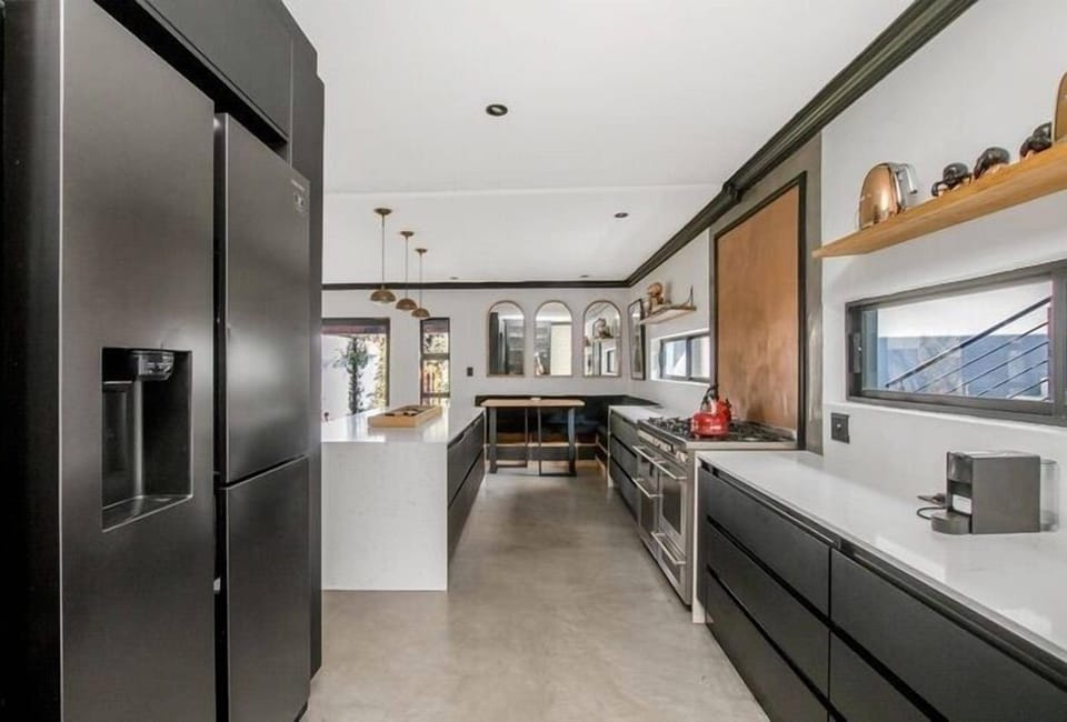 Full-size fridge, microwave, oven, dishwasher