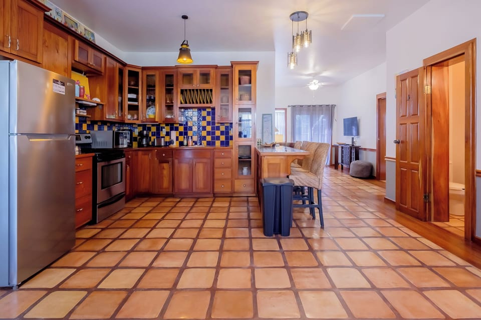 Kitchen/bar area