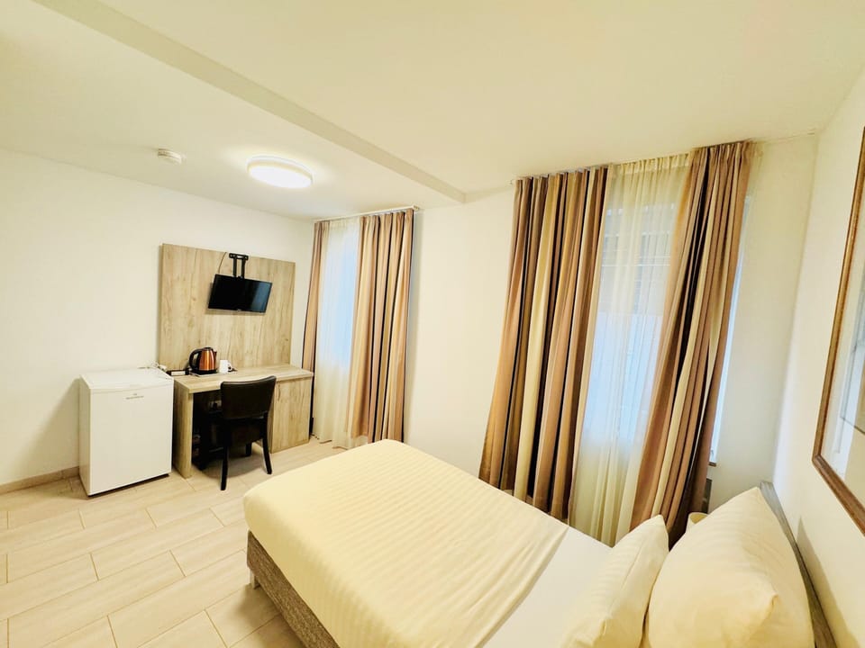 Comfort Single Room | Individually decorated, individually furnished, desk, laptop workspace