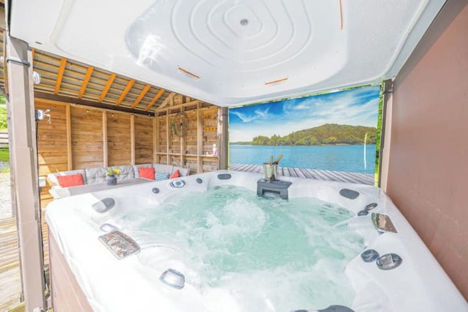 Indoor spa tub