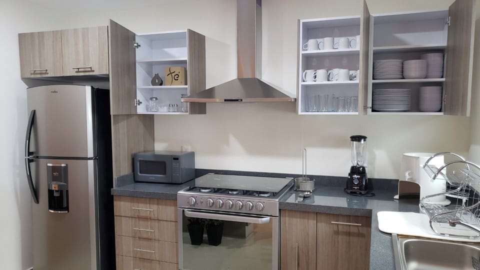 Cocina equipada con vajillas, platos, vasos, tazas, etc. para poder facilitar tu estancia y hacerlo lo más cómoda posible.